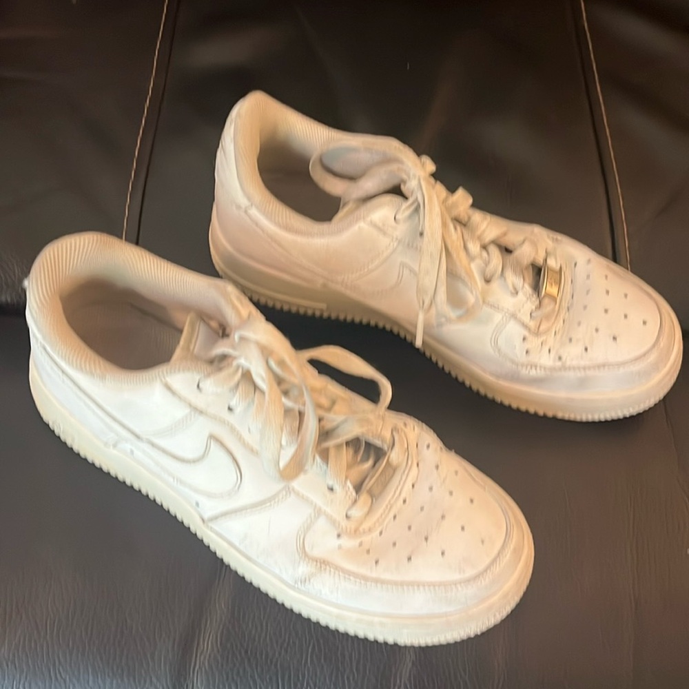 Nike white Air Force 1 tennis shoes.